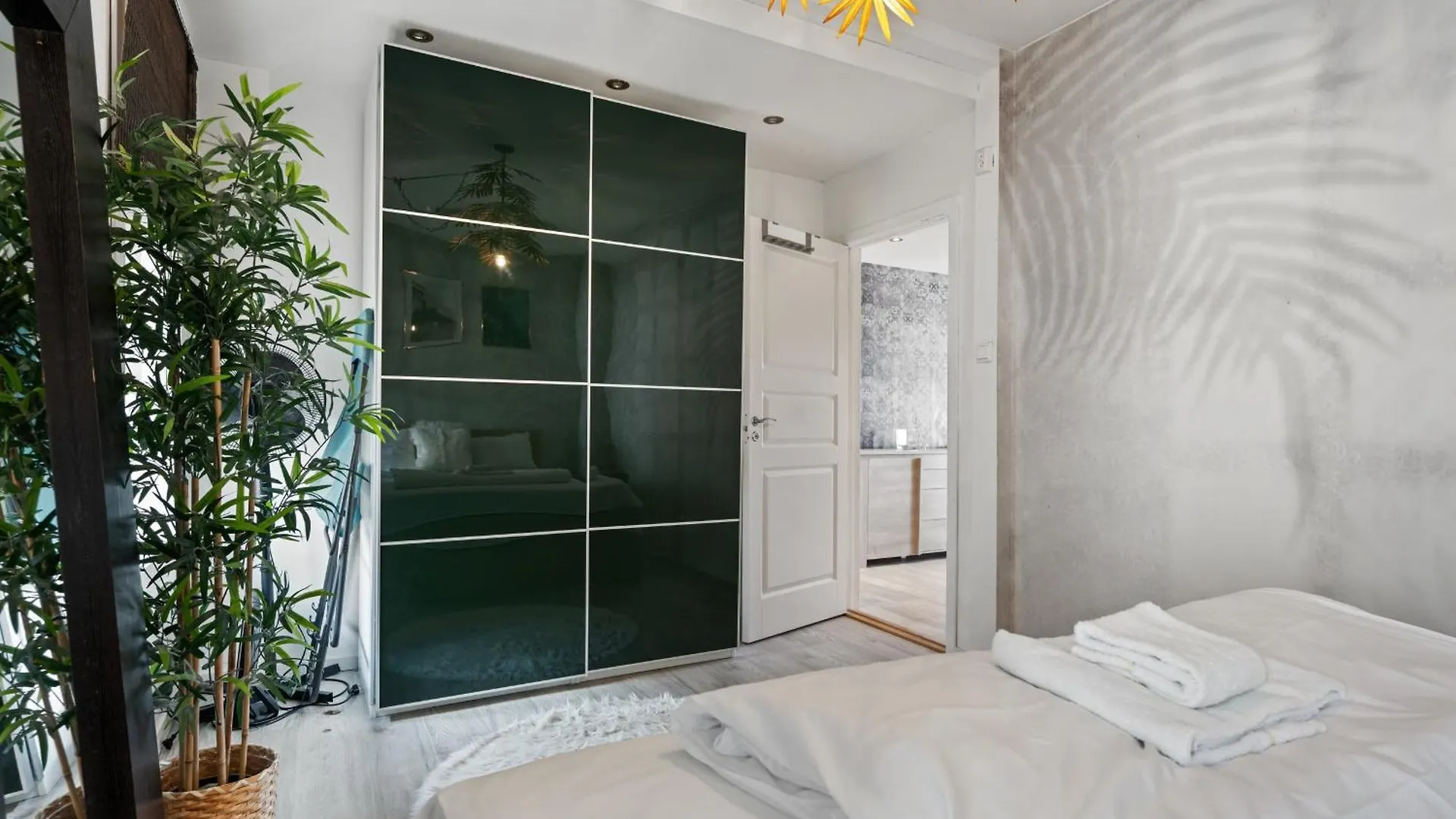 Green oasis with balcony and sunset view Bergen Apartment
