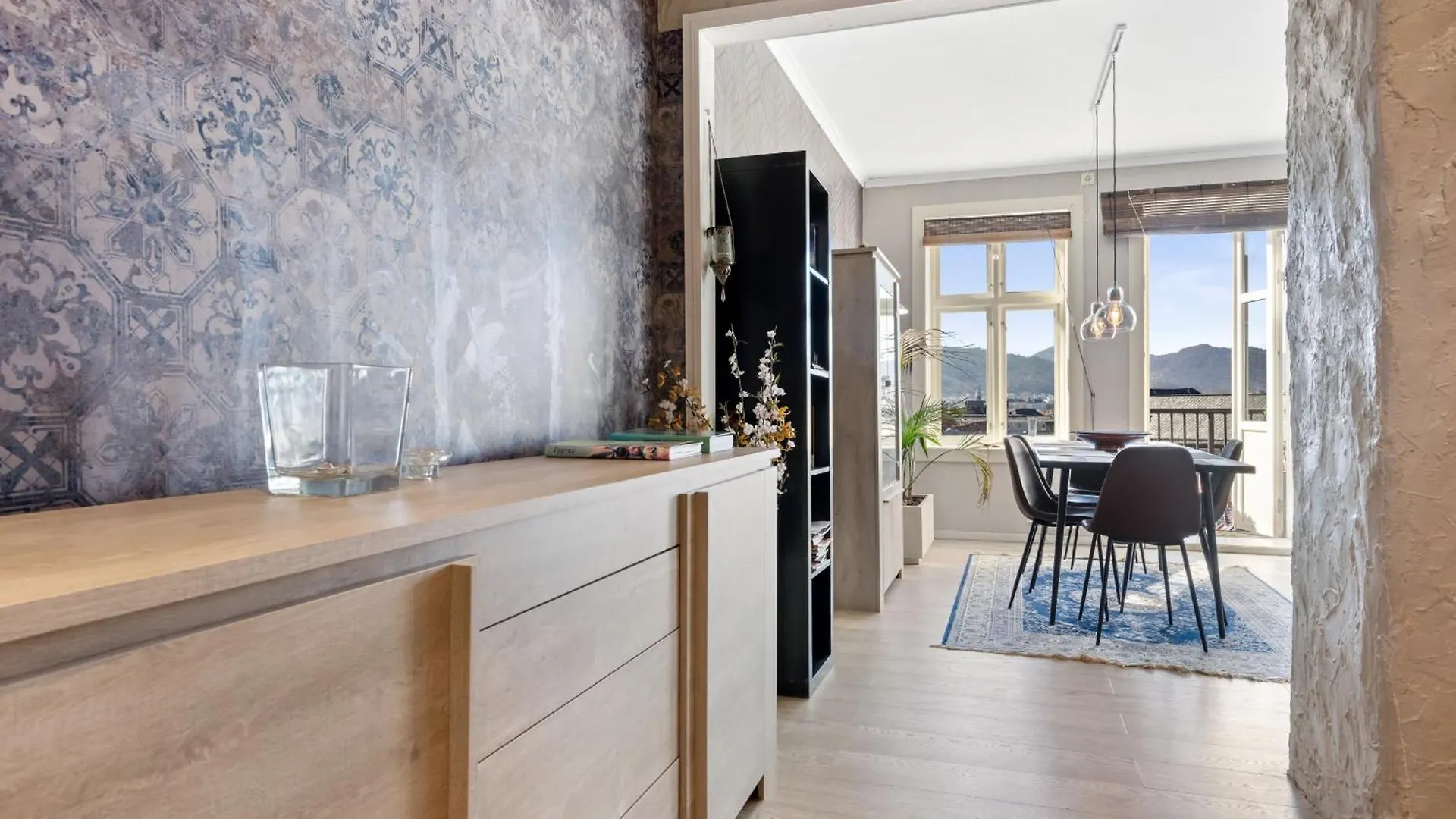 Green oasis with balcony and sunset view Bergen Apartment