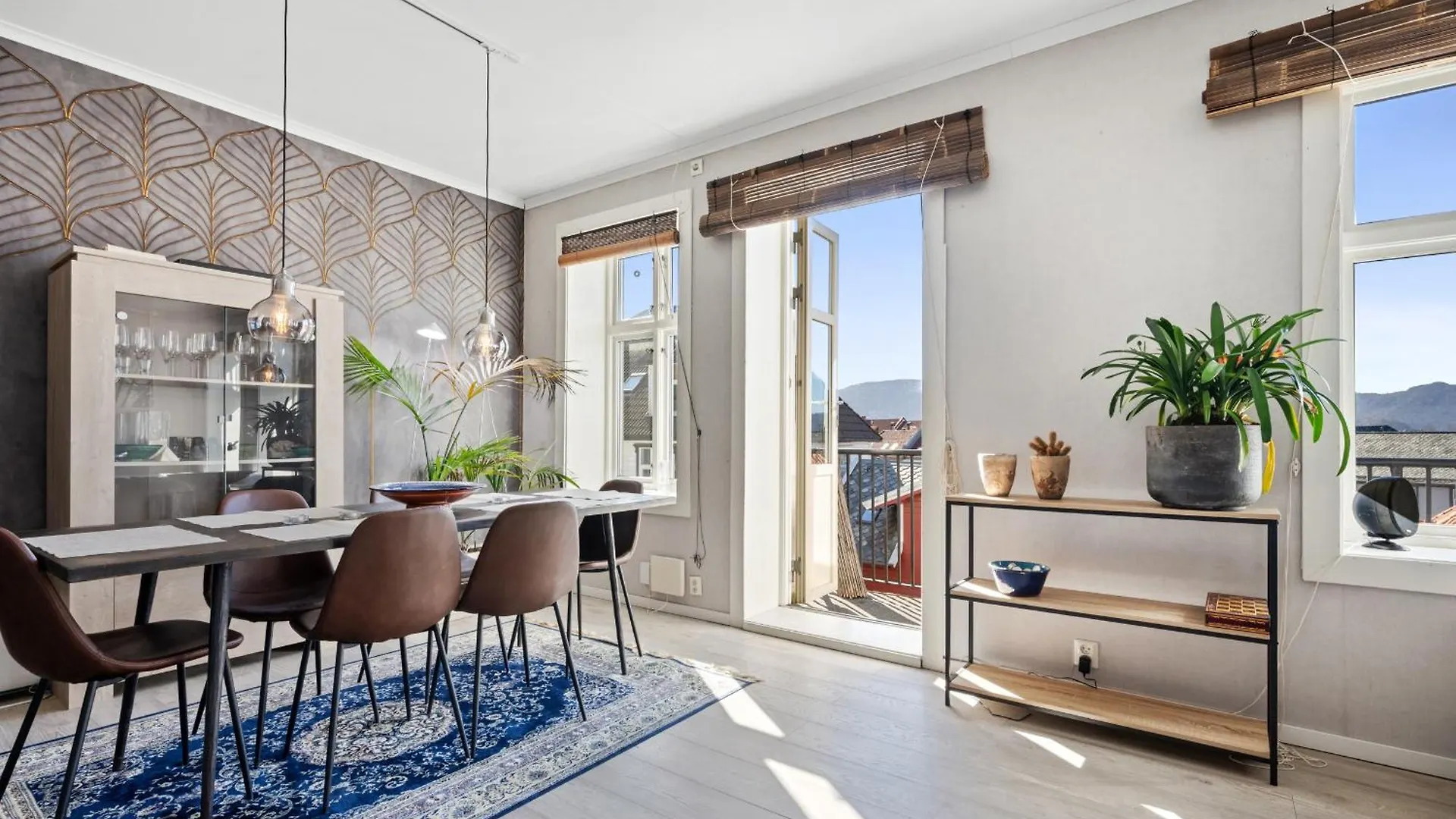 Green oasis with balcony and sunset view Bergen