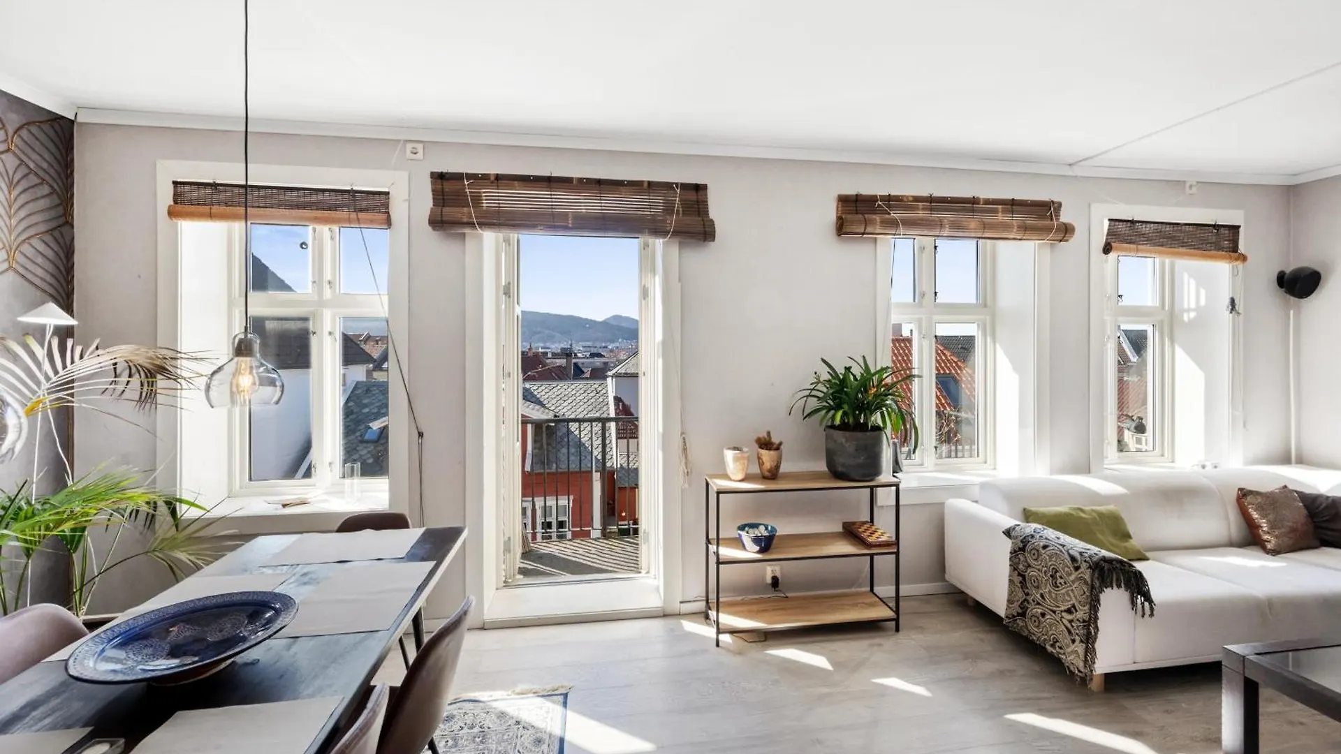 Green oasis with balcony and sunset view Bergen